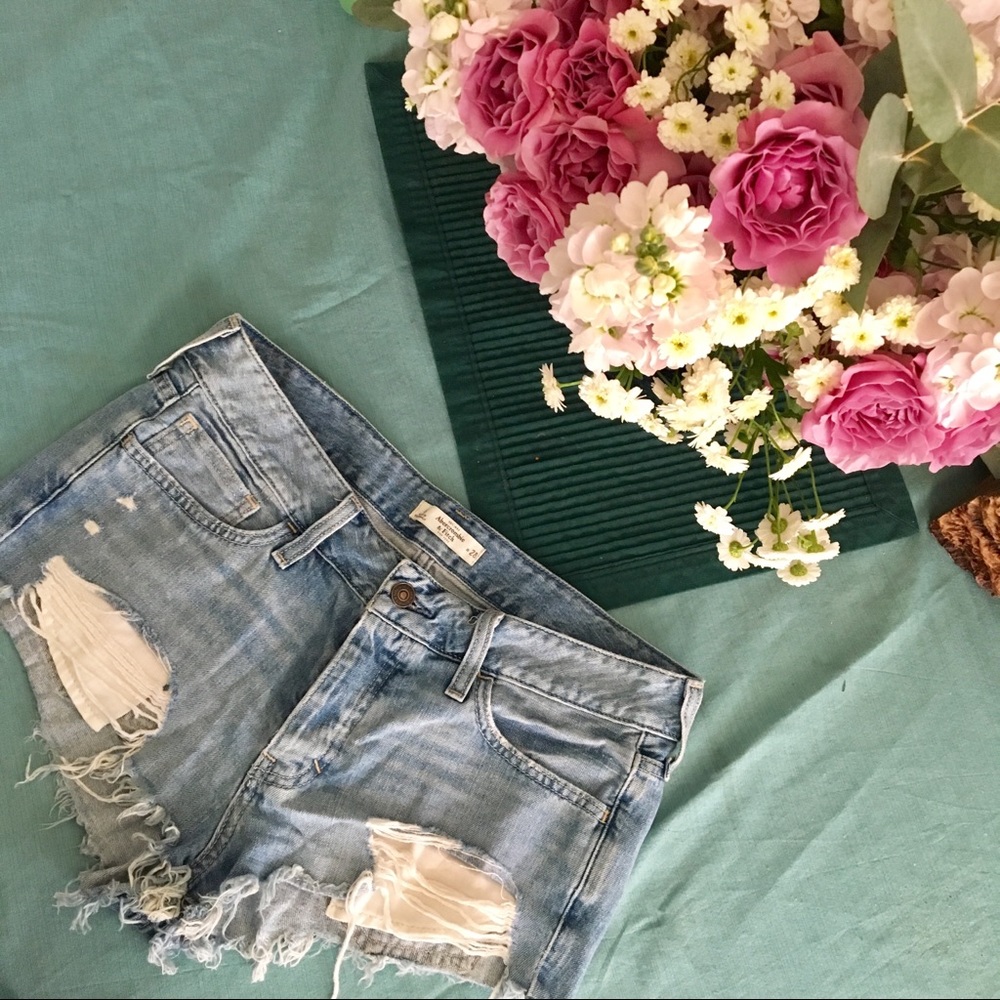 Women’s 28 A&F distorted shorts light wash